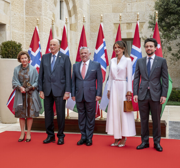 TROSSER VIRUSFRYKTEN: Her er kong Harald og dronning Sonja i Amman mandag formiddag. De poserer sammen med kong Abdullah, dronning RanjaAmman, Jordan 20200302.
Kong Harald og dronning Sonja ble tatt i mot av Jordans kong Abdullah og dronning Rania og kronprins Hussein bin Abdullah. Foto: NTB scanpix TROSSER VIRUSFRYKTEN: Her er kong Harald og dronning Sonja i Amman mandag formiddag. De poserer sammen med kong Abdullah, dronning RanjaAmman, Jordan 20200302.
Kong Harald og dronning Sonja ble tatt i mot av Jordans kong Abdullah og dronning Rania og kronprins Hussein bin Abdullah. Foto: NTB scanpix